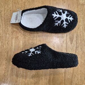 NWT Dick's Sporting Goods Cozy Black Slippers with Snowflake Design